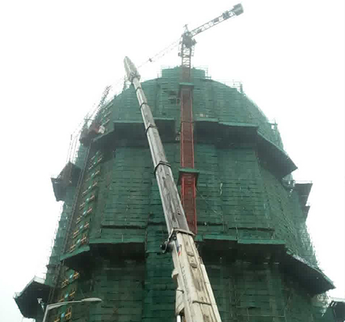 乌海吊车在工地上作业